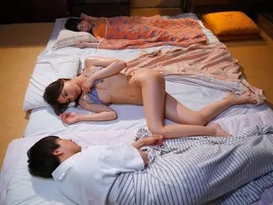 Chồng yêu đi công việc nước ngoài, Người vợ ở nhà xoạc với đám bạn của con trai