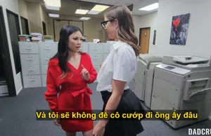 Cô gái cô đơn quyến rũ người thợ sửa chữa tận nhà. Cô gái trẻ mời anh chàng kỹ thuật viên đẹp trai đến nhà để quan hệ tình dục