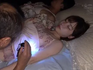 Đang thủ dâm thì bị mẹ phát hiện...