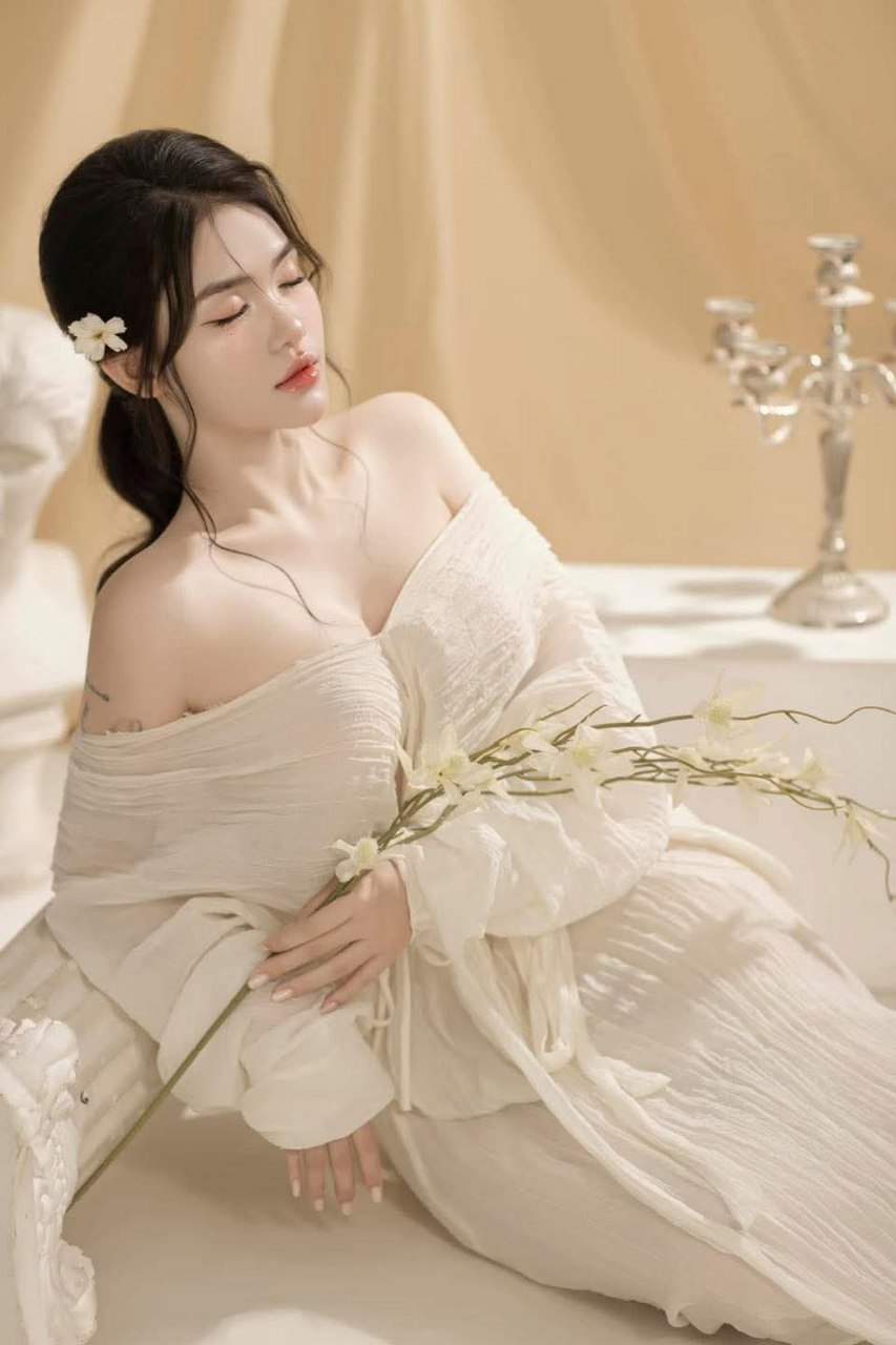 Một người đẹp ngực khủng hình chữ S quan hệ với một người đàn ông lực lưỡng trong khách sạn vào đêm khuya. Sau khi tán tỉnh và quan hệ bằng miệng trên ghế sofa, cô ấy đưa anh lên giường và quan hệ tình dục một cách thô bạo. Ngực cô ấy rung lên...